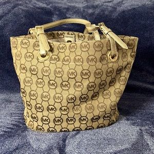 Michael KORS medium sized shoulder bag. Beige brown with gold hardware